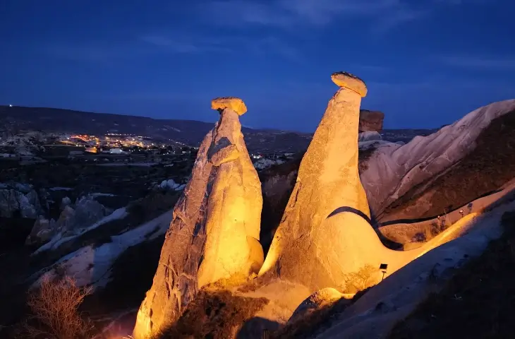 Üç Güzeller Ürgüp peri bacaları gece aydınlatmalı görünüm